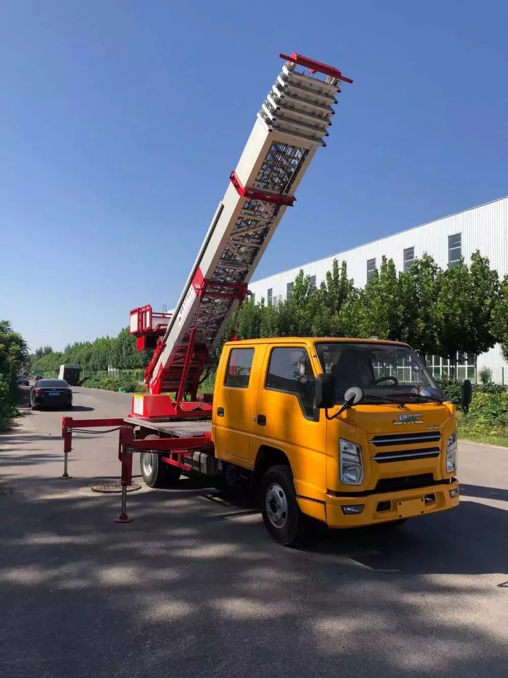 马鞍山花山附近的云梯车出租服务：轻松解决高空作业需求